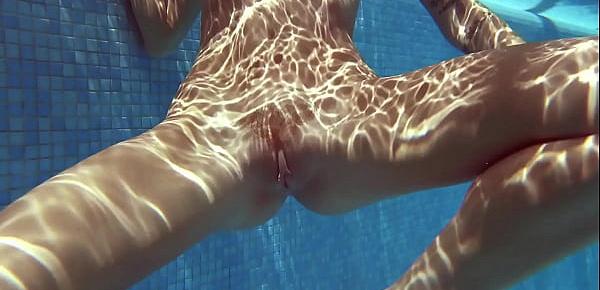  Euro pornstar Tiffany Tatum swims and masturbates